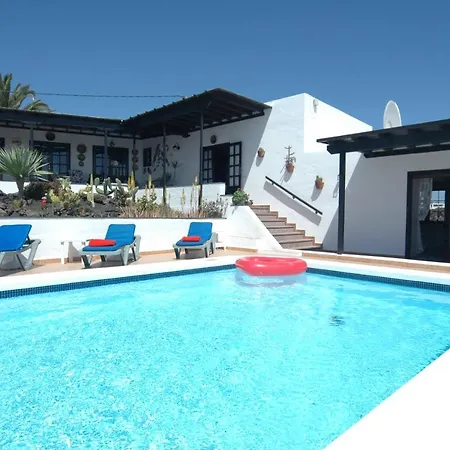 Sleeps 8 With Pool And Wifi Villa Mácher