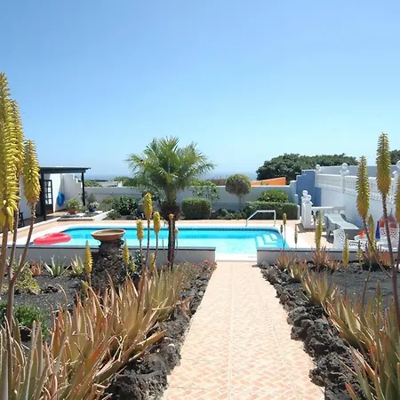 Villa Sleeps 8 With Pool And Wifi *