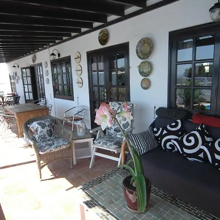 Villa Sleeps 8 With Pool And Wifi *