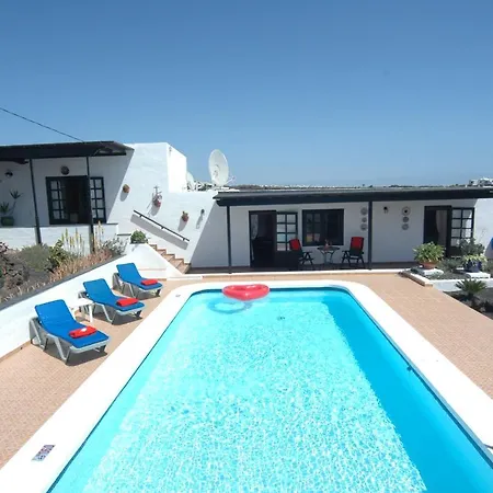 Villa Sleeps 8 With Pool And Wifi *