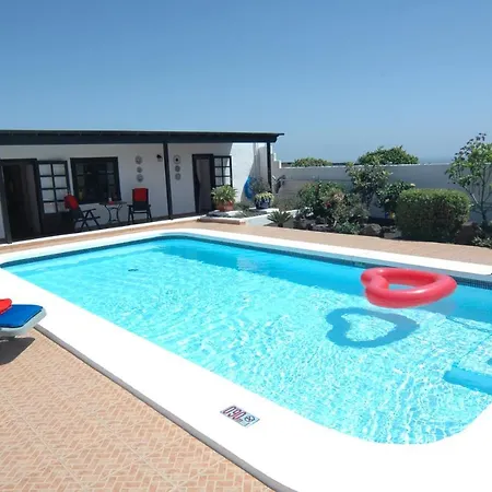 Villa Sleeps 8 With Pool And Wifi Macher