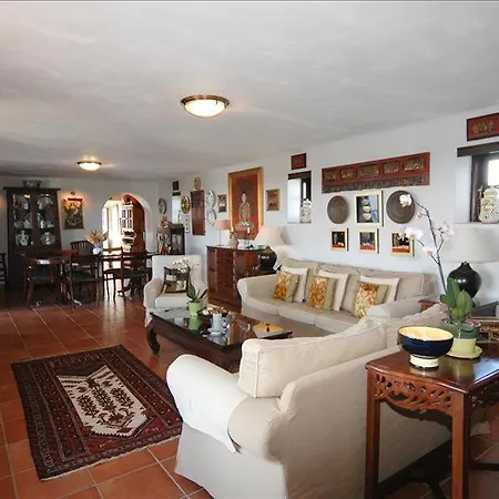 Villa Sleeps 8 With Pool And Wifi *